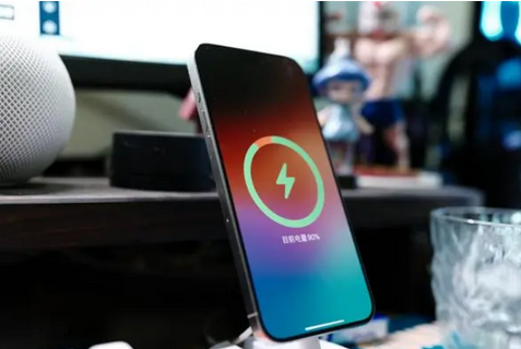 黑河苹果15换屏服务分享用什么充电器给iPhone15充电更好 